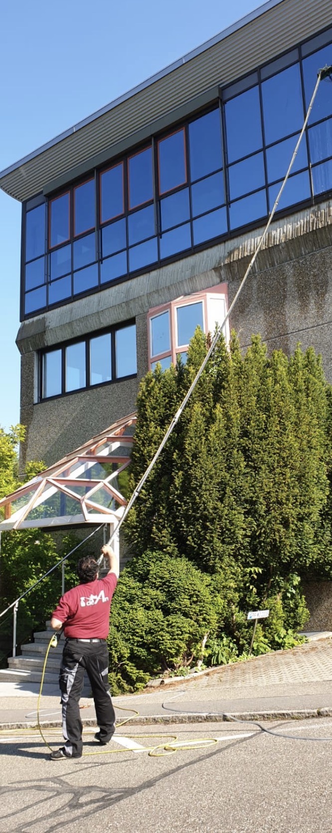 Glasreinigung einer Fassade mit Teleskopstange