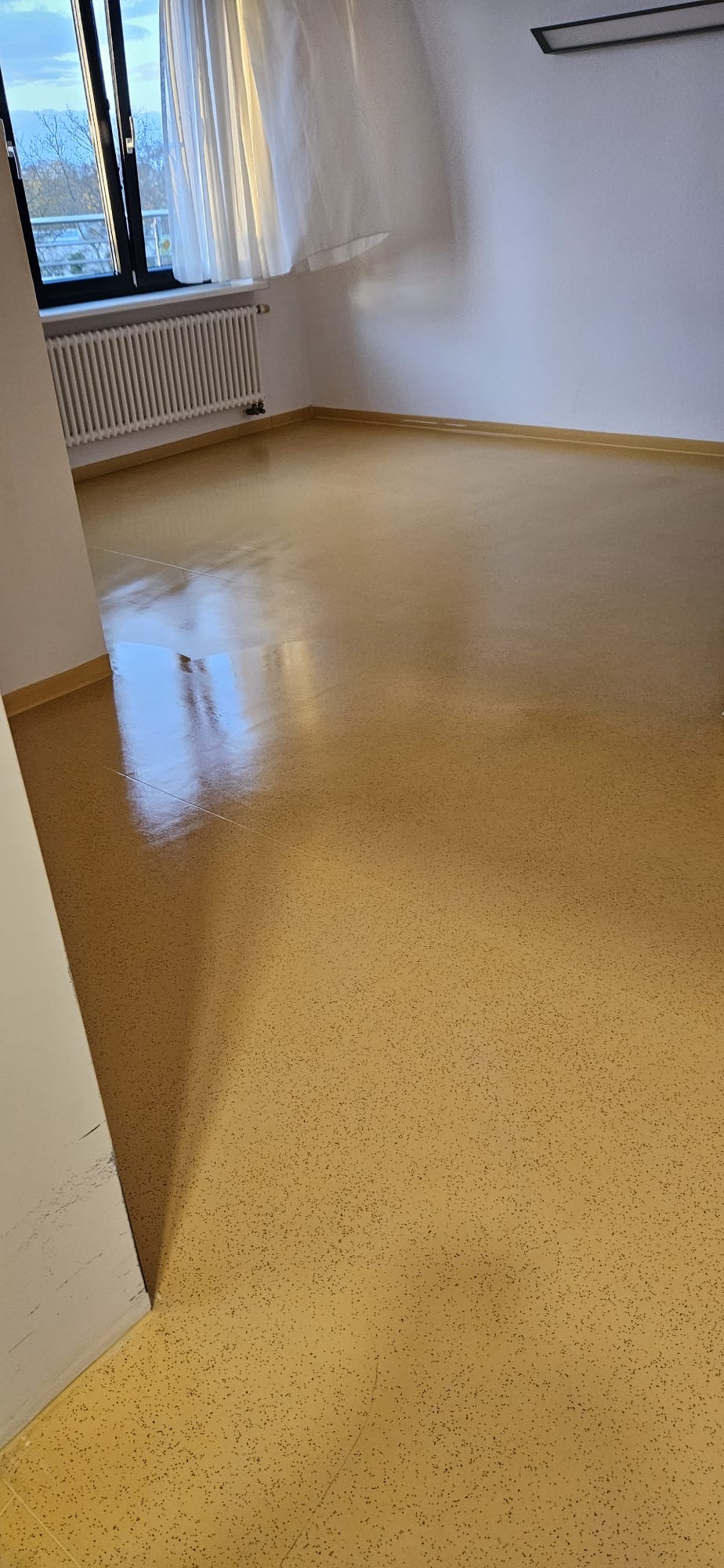 Linoleumboden in einem Büroraum in Pforzheim – vor der Reinigung