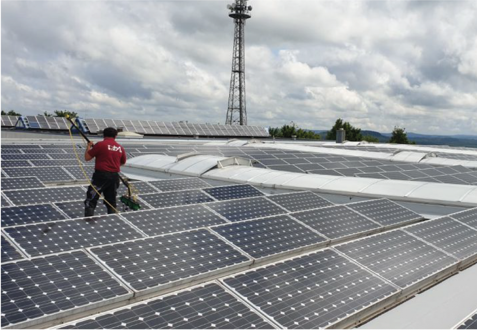 Reinigung einer Photovoltaikanlage auf einem Hallendach