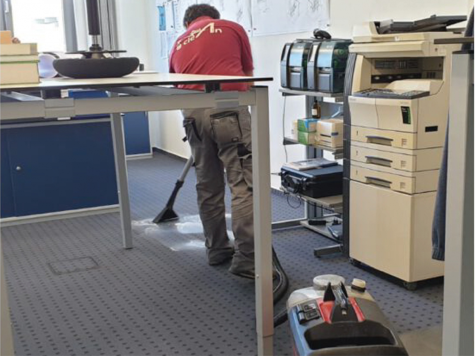 Teppichreinigung mit Sprühextraktionsgerät in einem Büro